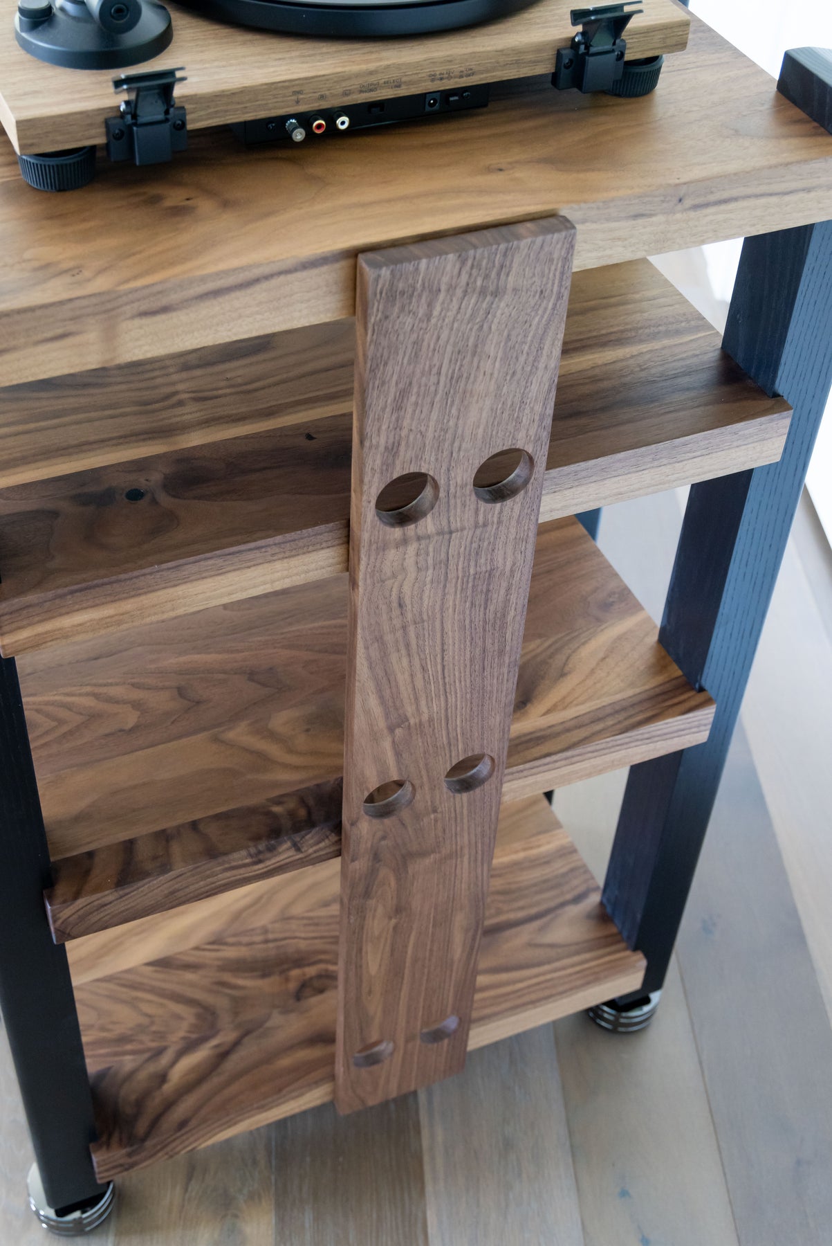 ECHELON HD Audio Rack in Walnut with IsoAcoustic GAIA-TITAN Feet – Deep ...